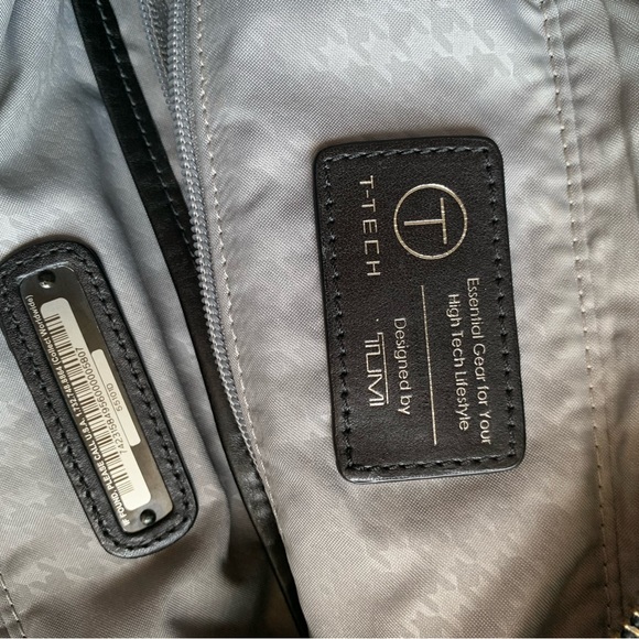 Tumi Black Messenger Bag with Adjustable Strap - 55101D - Picture 3 of 10